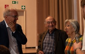 Landrat Udo Recktenwald und das Ehepaar Michalski stehen nebeneinander und unterhalten sich.