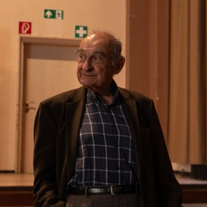 Der Zeitzeuge Franz Michalski blickt in den Veranstaltungsraum