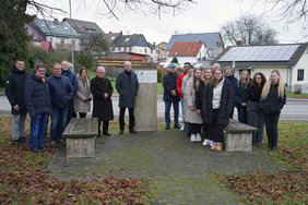 Menschen stehen am Ort gegen das Vergessen in Sötern.