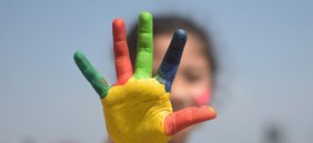 eine bunt angemalte Hand.