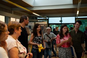 Mehrere Zuschauer im Foyer des Veranstaltungsraums