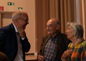 Landrat Udo Recktenwald spricht mit dem Ehepaar Michalski