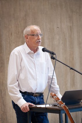 Franz Josef Barth, Bürgermeister der Gemeinde Nonnweiler, steht am Rednerpult.