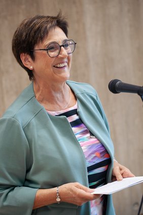 Die kreisbeigeordnete Martina Weinand hält eine Rede.