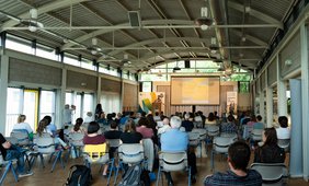 Blick von hinten in den Veranstaltungsraum während der Veranstaltung.