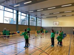 Kinder spielen in einer Turnhalle