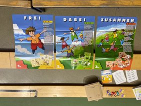 Drei Plakate, Stifte und Blätter