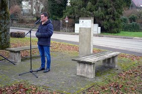 Andreas Veit, Bürgermeister der Gemeinde Nohfelden, spricht am Ort gegen das Vergessen in Sötern.