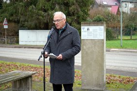 Menschen stehen am Ort gegen das Vergessen in Sötern.