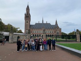 Eine Jugendgruppe vor einem historischen Gebäude