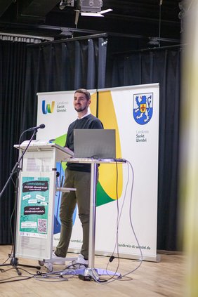 Andreas Maldener, Bürgermeister der Gemeinde Tholey, spricht auf der Bühne.