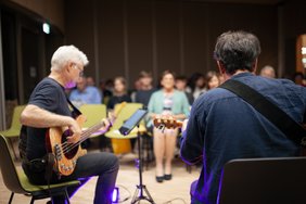 Die beiden Musiker der Band Brillant, im Hintergrund die Zuschauer.