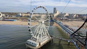 Riesenrad auf einem Fluss