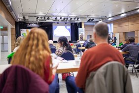 Blick auf die Bühne aus dem hinteren Raum.