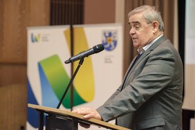 Der Referent Peter Müller steht am Rednerpult.