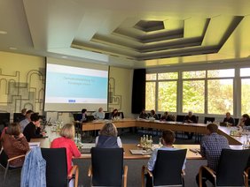 Sitzung des Begleitausschusses im großen Sitzungssaal des Landratsamtes St. Wendel.