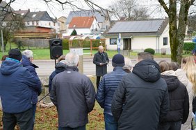 Landrat Udo Recktenwald spricht am Ort gegen das Vergessen in Sötern.